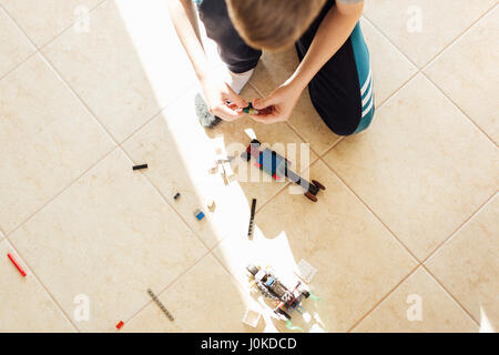 Deux garçons jouant avec lego à la maison avec la lumière d'arrière-plan de la fenêtre Banque D'Images