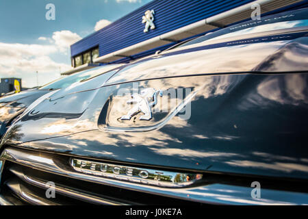Les voitures Peugeot affichant le logo et mascotte BLAZER Julien Banque D'Images