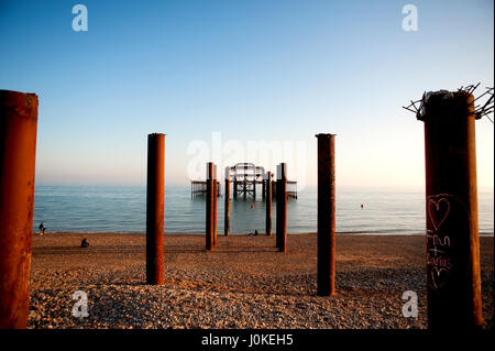 Brighton et Hove's West Pier est un célèbre monument sur la côte sud de l'Angleterre, maintenant un squelette rouille brûlée à cause de 2 incendies en 2003. Banque D'Images