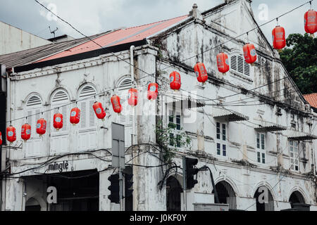 Kuala Lumpur, Malaisie - 14 septembre 2016 : façade du bâtiment historique décoré de lampions rouge situé au quartier de Chinatown de Ku Banque D'Images