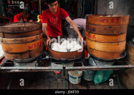 Kuala Lumpur, Malaisie - 17 mars 2016 : la cuisson à la vapeur traditionnel chinois brioches à la street food à Chinatown, Kuala Lumpur, Mala Banque D'Images