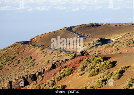 Zig-zag mountain road situé dans l'île de haut Teide à Tenerife, Canaries, Espagne. Banque D'Images