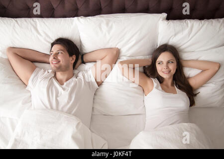 Couple heureux au lit après le réveil le matin Banque D'Images