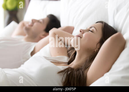 Young couple bon matin dans le lit avec les yeux fermés Banque D'Images