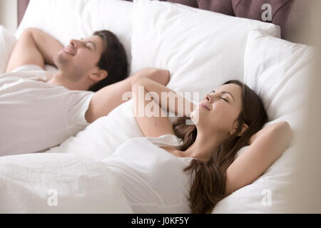 Beau couple dans le lit avec les yeux fermés, se reposer et smiling Banque D'Images