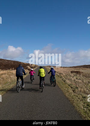 Ensemble en famille à vélo tranquille sur les routes rurales, les îles Orkney Banque D'Images