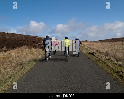Ensemble en famille à vélo tranquille sur les routes rurales, les îles Orkney Banque D'Images