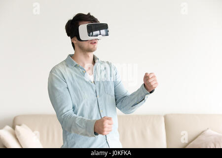 Le port de lunettes gamer mâle VR, jouant la réalité virtuelle ga mobile Banque D'Images