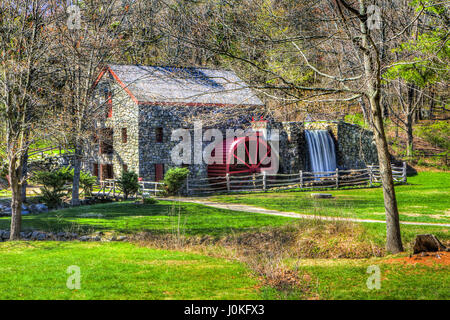 Façade de Longfellow's Wayside Inn Grist Milland waterwheel à Sudbury, dans le Massachusetts. Banque D'Images