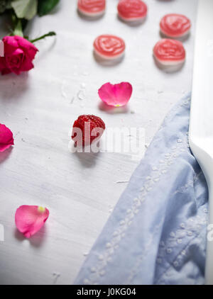 Valentine de gelées et de pétales de rose Banque D'Images