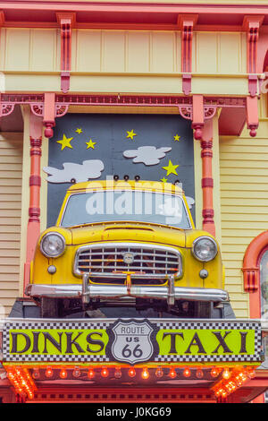 Nash Metropolitan utilisé comme un affichage sur un bâtiment pour Dinks Taxi à Rockland, Maine. Banque D'Images