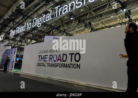 Hanovre, Allemagne - le 22 mars 2017 : mur blanc avec un slogan sur la transformation numérique au CeBIT 2017. Banque D'Images