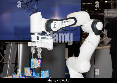 Hanovre, Allemagne - le 22 mars 2017 : Le robot sensible de la société Franka Franka Emika démontre sa capacité sur le stand de la société. Banque D'Images