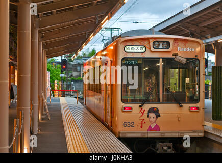 Kyoto, Japon - Mars 2016 : Le tramway Keifuku Randen exploité par Keifuku Electric Railroad de Keifuku Arashiyama station à station Shijo-Omiya Banque D'Images