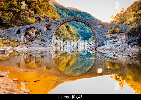 À l'automne près de Vieux pont de pierre près d'Ardino, Bulgarie Banque D'Images