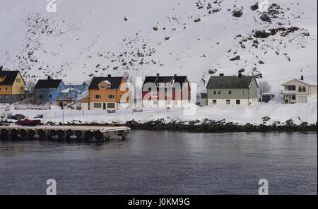 Une rangée de maisons peintes de couleurs vives sur le front de l'Trangsundet narrows près de Havøysund. Havøysund, Måsøy, Finnmark, Norvège. Banque D'Images
