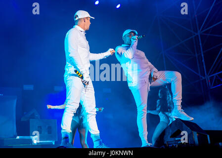 BENICASSIM, ESPAGNE - 14 juil : Major Lazer (electronic music band composé de producteur Diplo, Jillionaire et Walshy Fire) produisent en concert à F Banque D'Images