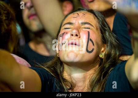 BENICASSIM, ESPAGNE - 15 juillet : la foule lors d'un concert au Festival de Musique le 15 juillet 2016 à Benicassim, Espagne. Banque D'Images