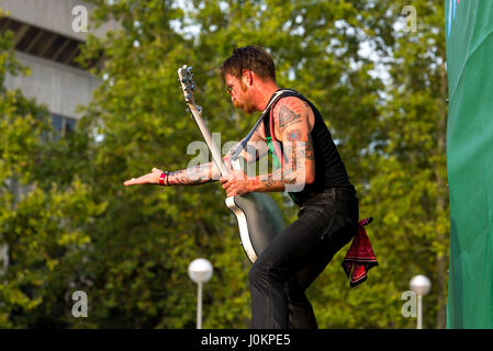 MADRID - SEP 10 : Eagles of Death Metal (groupe de rock américain fondé par Jesse Hughes et Josh Homme) produisent en concert au Festival de musique Dcode sur sept. Banque D'Images