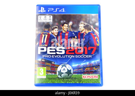 Le célèbre jeu vidéo PES 2017, également connu sous le nom de Pro Evolution Soccer, publié par Konami, pour Playstation 4 périphériques Banque D'Images