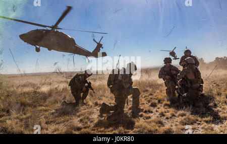 Un élément de contrôle aérien tactique à partir de la 13e Escadron des opérations d'appui aérien à Fort Carson, Colorado, se prépare pour l'extraction de l'hélicoptère à partir de la 4e Brigade d'aviation de combat Banque D'Images