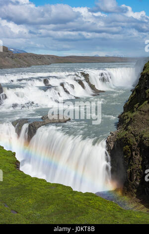 Cascade de Gullfoss avec rainbow, arc-en-ciel, de la rivière Hvita, Islande Banque D'Images