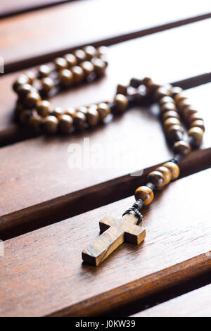 Chapelet en bois sur table en bois. Banque D'Images