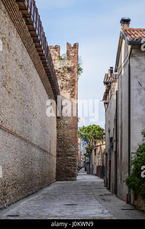 Street dans la ville fortifiée de Soave avec tours crénelées et des murs. La vieille ville est entourée de murs médiévaux et est situé sur les collines Banque D'Images