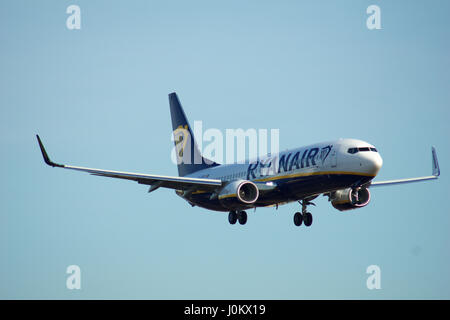 EVERETT, Washington, USA - JAN 26th, 2017 : Un tout nouveau Ryanair Boeing 737-800 Next Gen MSN 44766, inscription EI-FTP renvoie à partir de la réussite d'un essai en vol, l'atterrissage à l'aéroport de Snohomish Comté ou Paine Field Banque D'Images