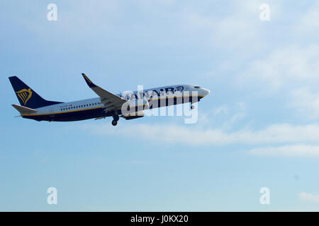 EVERETT, Washington, USA - JAN 26th, 2017 : Un tout nouveau Ryanair Boeing 737-800 Next Gen MSN 44766, inscription EI-FTP renvoie à partir de la réussite d'un essai en vol, l'atterrissage à l'aéroport de Snohomish Comté ou Paine Field et prend de nouveau Banque D'Images