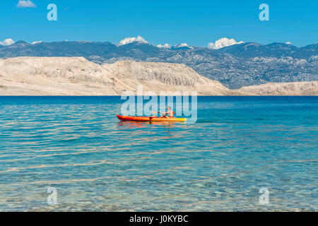 Séjour touristique en kayak près de Sv. Marko village, l''île de Pag, Croatie Banque D'Images