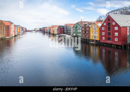 Entrepôts traditionnels de la ligne et d'autre de la rivière Nidelva qui transite par Trondheim, Norvège. Banque D'Images