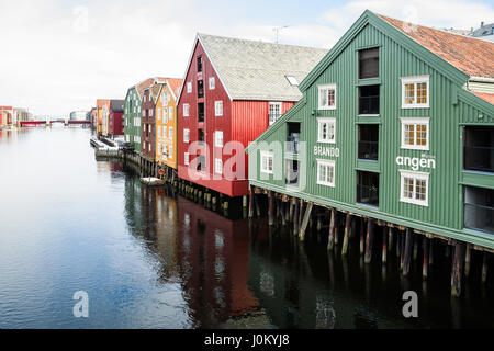 Entrepôts traditionnels de la ligne et d'autre de la rivière Nidelva qui transite par Trondheim, Norvège. Banque D'Images