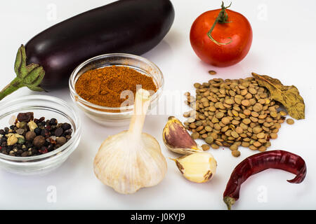 Des lentilles avec légumes et épices pour la cuisine. Studio Photo Banque D'Images