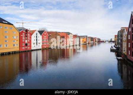 Entrepôts traditionnels de la ligne et d'autre de la rivière Nidelva qui transite par Trondheim, Norvège. Banque D'Images