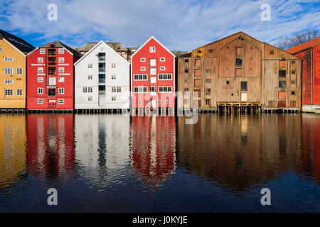 Entrepôts traditionnels de la ligne et d'autre de la rivière Nidelva qui transite par Trondheim, Norvège. Banque D'Images