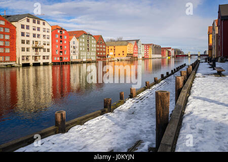 Entrepôts traditionnels de la ligne et d'autre de la rivière Nidelva qui transite par Trondheim, Norvège. Banque D'Images