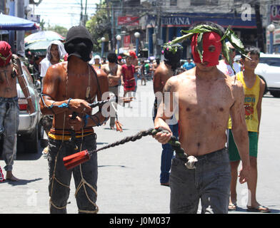 Pasay City, Philippines. 14 avr, 2017. Pénitents leur whip philippine retour comme une tradition, le Vendredi saint. L'auto-flagellation était commun chez les hommes pendant la Semaine Sainte dans les Philippines comme leur façon de se demander pour la pénitence des péchés mais l'Église catholique n'approuve pas cette pratique. L'Église a encouragé les fidèles à se confesser, à faire le jeûne et l'abstinence, et effectuer l"aumône. Credit : Marlo Cueto/Pacific Press/Alamy Live News Banque D'Images