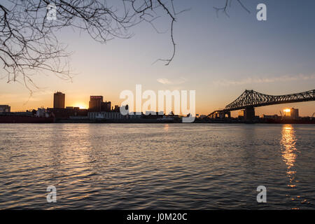 Montréal, CA - 13 Avril 2017 : le pont Jacques-Cartier et le fleuve Saint-Laurent. Banque D'Images