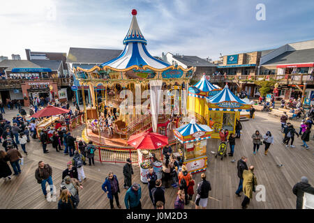 Pier 39 magasins et Carousel à Fishermans Wharf - San Francisco, California, USA Banque D'Images