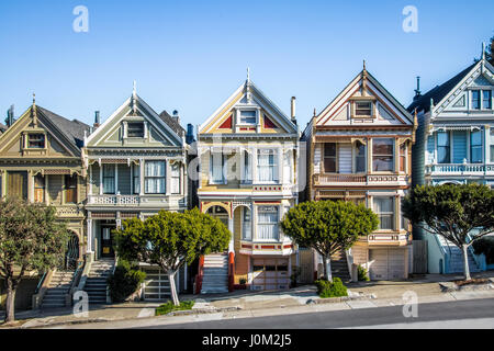 Painted Ladies victoriennes ligne à Alamo Square - San Francisco, California, USA Banque D'Images