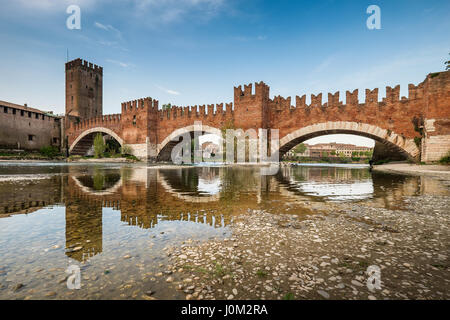 Vérone, Italie. Vue du fleuve Adige et pont de pierre médiéval de Ponte Scaligero, construit au 14e siècle près de Castelvecchio Banque D'Images