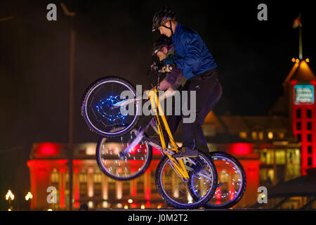 Trick BMX Biker's faire wheelstand à 150 ans d'anniversaire festivités pour le Nouvel An2016-Victoria, Colombie-Britannique, Canada. Banque D'Images