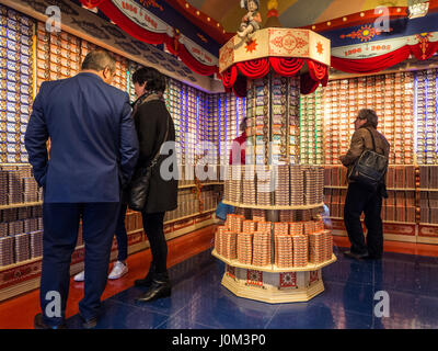 Lisbonne, Portugal - 19 janvier 2017 : magasin de souvenirs "O Mundo Fantastico da Sardinha Portuguesa" à Lisbonne, Portugal. Banque D'Images