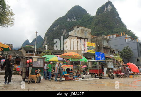Personnes visitent Xingping historical village en Chine Yangshou. Xingping est un village de pêcheurs près de la rivière Li. Banque D'Images