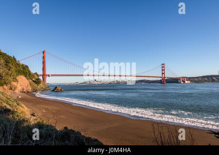 Vue de la plage de Golden Gate Bridge et sur les toits de la ville - San Francisco, California, USA Banque D'Images