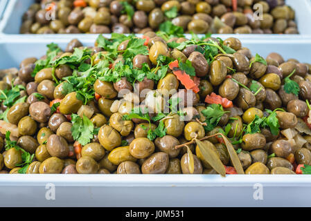 Olives à la vente sur le marché de plein air tous les jours dans la ville de Syracuse, l'angle sud-est de l'île de la Sicile, Italie Banque D'Images