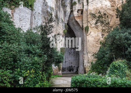 Grotte de l'Oreille de Denys dans Latomia del Paradiso l'ancienne carrière de pierre, partie de Parc archéologique de Neapolis, la ville de Syracuse en Sicile, l'île de l'Italie Banque D'Images