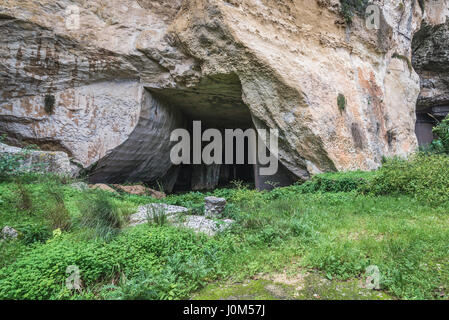 Entrée de la grotte en Ropemakers Latomia del Paradiso l'ancienne carrière de pierre, partie de Parc archéologique de Neapolis, la ville de Syracuse en Sicile, l'île de l'Italie Banque D'Images