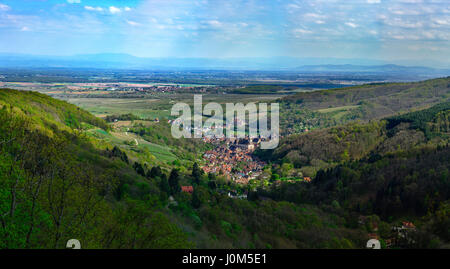 Vue aérienne de haute résolution village Andlau en Alsace, France, printemps Banque D'Images